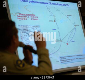 Expedition 60 Landevorbereitungen NASA, Roskosmos und russische Such- und Aufwachtruppen treffen sich im Kosmonauten-Hotel in Karaganda, Kasachstan, um die Bereitschaft zur Landung der Crew-Mitglieder der Expedition 60, Nick Hague von der NASA und Alexey Ovchinin von Roskosmos, zu besprechen. Zusammen mit dem Gastastronauten Haszaa Ali Almansoori aus den Vereinigten Arabischen Emiraten, Dienstag, 1. Oktober 2019. Hague und Ovchinin kehren nach 203 Tagen im All zurück, wo sie als Mitglieder der Expedition 59 und 60 Besatzungen an Bord der Internationalen Raumstation dienten. Almansoori wird sich während seines ersten Fluchtvorgangs 8 Tage im All angemeldet haben Stockfoto