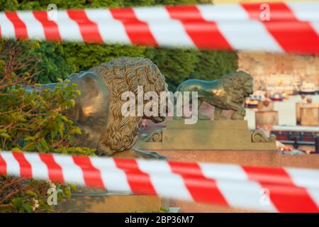 Geschlossene alte Löwenskulptur auf St. Petersburg mit Warnband Stockfoto