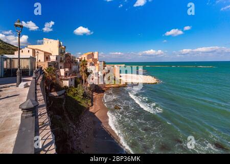 Mittelmeer und mittelalterliche Festung in Cala Marina im Hafen der Küstenstadt Castellammare del Golfo, Sizilien, Italien Stockfoto