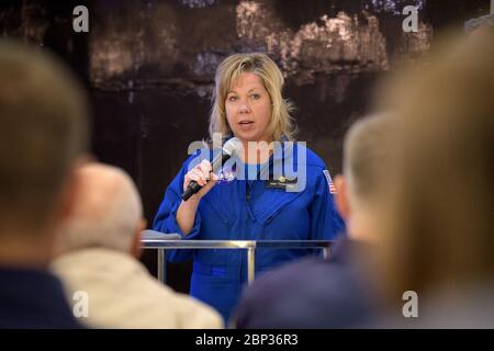 Expedition 60 Landevorbereitungen NASA-Direktorin für Human Space Flight Programs, Russland, Tricia Mack, gibt im Auftrag der NASA ein Update zur Bereitschaft während eines Landungsteams-Treffens mit Roskosmos und russischen Such- und Aufwachkräften im Kosmonauten-Hotel in Karaganda, Kasachstan, Dienstag, 1. Oktober 2019. Teams sind für die geplante Landung am 3. Oktober der Crew-Mitglieder der Expedition 60, Nick Hague von der NASA und Alexey Ovchinin von Roskosmos, zusammen mit dem Gastastronauten Haszaa Ali Almansoori von den Vereinigten Arabischen Emiraten versammelt. Hague und Ovchinin sind nach 203 Tagen im Raum zurück, wo sie als gedient Stockfoto