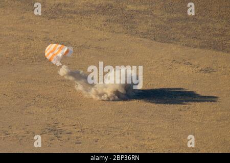 Expedition 60 Sojus MS-11 Landung die Sojus MS-12 Raumsonde landet in einem abgelegenen Gebiet in der Nähe der Stadt Zhezkazgan, Kasachstan mit den Crew-Mitgliedern der Expedition 60 Nick Hague von der NASA und Alexey Ovchinin von Roskosmos sowie dem Gastastronauten Haszaa Ali Almansoori aus den Vereinigten Arabischen Emiraten. Donnerstag, 3. Oktober 2019. Hague und Ovchinin kehren nach 203 Tagen im All zurück, wo sie als Mitglieder der Expedition 59 und 60 Besatzungen an Bord der Internationalen Raumstation dienten. Almansoori loggte 8 Tage im All während seines ersten Fluges als Astronaut. Stockfoto