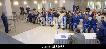 Expedition 60 Landevorbereitungen NASA, Roskosmos und russische Such- und Aufwachtruppen treffen sich im Kosmonauten-Hotel in Karaganda, Kasachstan, um die Bereitschaft zur Landung der Crew-Mitglieder der Expedition 60, Nick Hague von der NASA und Alexey Ovchinin von Roskosmos, zu besprechen. Zusammen mit dem Gastastronauten Haszaa Ali Almansoori aus den Vereinigten Arabischen Emiraten, Dienstag, 1. Oktober 2019. Hague und Ovchinin kehren nach 203 Tagen im All zurück, wo sie als Mitglieder der Expedition 59 und 60 Besatzungen an Bord der Internationalen Raumstation dienten. Almansoori wird sich während seines ersten Fluchtvorgangs 8 Tage im All angemeldet haben Stockfoto