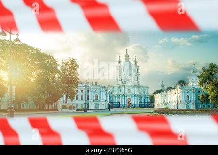 Geschlossene Smolny Auferstehung Christi Kathedrale in St. Petersburg, Russland mit Warnband Stockfoto