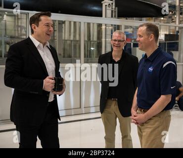 NASA-Administrator besucht SpaceX HQ NASA-Administrator Jim Bridenstine, rechts, spricht mit SpaceX Chief Engineer Elon Musk, während einer Tour durch das SpaceX-Hauptquartier, Donnerstag, 10. Oktober 2019 in Hawthorne, CA. Stockfoto