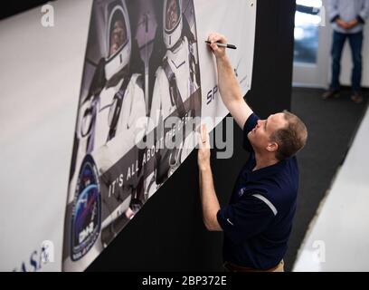 NASA-Administrator besucht SpaceX HQ NASA-Administrator Jim Bridenstine, signiert ein Banner während einer Tour durch das SpaceX-Hauptquartier, Donnerstag, 10. Oktober 2019 in Hawthorne, CA. Stockfoto