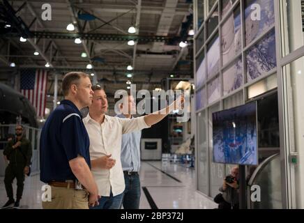 NASA-Administrator besucht SpaceX HQ NASA-Administrator Jim Bridenstine, links, spricht mit Joseph Petrzelka von SpaceX über die Crew Dragon Kapsel, die während der Demo-2 Mission während einer Tour durch das SpaceX Headquarters starten wird, Donnerstag, 10. Oktober 2019 in Hawthorne, CA. Stockfoto