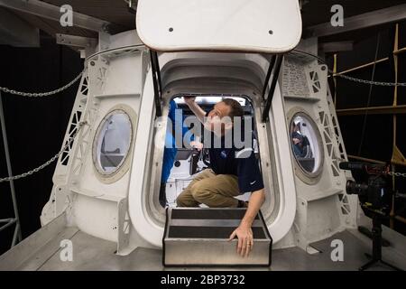 NASA-Administrator besucht SpaceX HQ NASA-Administrator Jim Bridenstine klettert aus einem Mockup des Demo-2 Crew Dragon während einer Tour durch das SpaceX-Hauptquartier, Donnerstag, 10. Oktober 2019 in Hawthorne, CA. Stockfoto