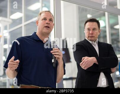 NASA-Administrator besucht SpaceX HQ NASA-Administrator Jim Bridenstine, links, und SpaceX Chief Engineer Elon Musk, rechts, sprechen Sie mit Presse vor der Crew Dragon, die für die Demo-2-Mission vorbereitet wird, im SpaceX-Hauptquartier, Donnerstag, 10. Oktober 2019 in Hawthorne, CA. Stockfoto