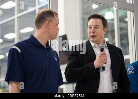 NASA-Administrator besucht SpaceX HQ SpaceX-Chefingenieur Elon Musk, rechts, spricht mit NASA-Administrator Jim Bridenstine vor dem Crew Dragon, der für die Demo-2-Mission vorbereitet wird, im SpaceX-Hauptquartier, Donnerstag, 10. Oktober 2019 in Hawthorne, CA. Stockfoto