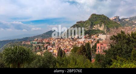 Panorama-Luftaufnahme der Altstadt von Taormina bei sonnigem Tag vom antiken griechischen Theater, Sizilien, Italien Stockfoto