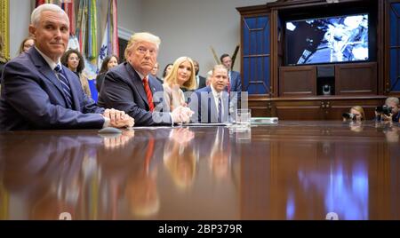 Präsident Trump ruft Astronauten während des ersten All-Woman Spacewalk Präsident Donald Trump, 2. Von links, begleitet von Vizepräsident Mike Pence, links, Beraterin von Präsident Ivanka Trump, Und NASA-Administrator Jim Bridenstine, rechts, spricht mit den NASA-Astronauten Christina Koch und Jessica Meir während des ersten allfrauen-Spacewalk am Freitag, 18. Oktober 2019, aus dem Roosevelt Room des Weißen Hauses in Washington. Der erste Frauenspazgang der Geschichte begann um 7:38 Uhr EDT mit Koch und Meir, die sich vor der Internationalen Raumstation aufmachen, um eine defekte Batterie-Lade-Entladeeinheit zu ersetzen. Thi Stockfoto