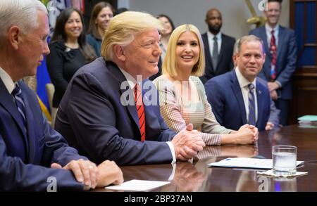 Präsident Trump ruft Astronauten während des ersten All-Woman Spacewalk Präsident Donald Trump, 2. Von links, begleitet von Vizepräsident Mike Pence, links, Beraterin von Präsident Ivanka Trump, Und NASA-Administrator Jim Bridenstine, rechts, spricht mit den NASA-Astronauten Christina Koch und Jessica Meir während des ersten allfrauen-Spacewalk am Freitag, 18. Oktober 2019, aus dem Roosevelt Room des Weißen Hauses in Washington. Der erste Frauenspazgang der Geschichte begann um 7:38 Uhr EDT mit Koch und Meir, die sich vor der Internationalen Raumstation aufmachen, um eine defekte Batterie-Lade-Entladeeinheit zu ersetzen. Thi Stockfoto