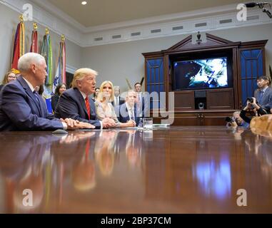 Präsident Trump ruft Astronauten während des ersten All-Woman Spacewalk Präsident Donald Trump, 2. Von links, begleitet von Vizepräsident Mike Pence, links, Beraterin von Präsident Ivanka Trump, Und NASA-Administrator Jim Bridenstine, rechts, spricht mit den NASA-Astronauten Christina Koch und Jessica Meir während des ersten allfrauen-Spacewalk am Freitag, 18. Oktober 2019, aus dem Roosevelt Room des Weißen Hauses in Washington. Der erste Frauenspazgang der Geschichte begann um 7:38 Uhr EDT mit Koch und Meir, die sich vor der Internationalen Raumstation aufmachen, um eine defekte Batterie-Lade-Entladeeinheit zu ersetzen. Thi Stockfoto