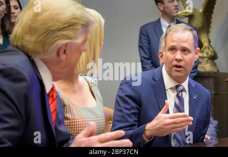 Präsident Trump ruft Astronauten während des ersten All-Woman Spacewalk Präsident Donald Trump, links, hört zu, wie NASA-Administrator Jim Bridenstine über den ersten All-Woman Spacewalk am Freitag, 18. Oktober 2019, aus dem Roosevelt Room des Weißen Hauses in Washington spricht. Der erste Frauenspakt der Geschichte begann um 7:38 Uhr EDT mit den NASA-Astronauten Christina Koch und Jessica Meir, die sich vor der Internationalen Raumstation aufmachen, um eine defekte Batterie-Lade-Entladeeinheit zu ersetzen. Dies ist der vierte Spacewalk für Koch und Meir’s First. Stockfoto