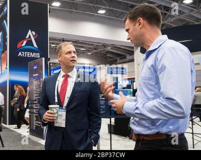 70. Internationaler Astronautical Congress NASA-Administrator Jim Bridenstine wird gesehen, als er die Ausstellungshalle beim 70. Internationalen Astronautical Congress, Montag, 21. Oktober 2019 im Walter E. Washington Convention Center in Washington, besichtigt. Stockfoto