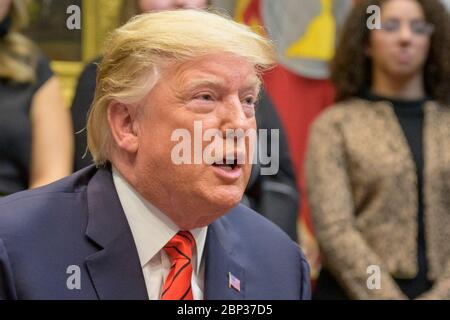 Präsident Trump ruft Astronauten beim ersten All-Woman Spacewalk an Präsident Donald Trump gibt Bemerkungen, nachdem er mit den NASA-Astronauten Christina Koch und Jessica Meir während des ersten All-Woman Spacewalk am Freitag, 18. Oktober 2019, aus dem Roosevelt Room des Weißen Hauses in Washington gesprochen hatte. Der erste Frauenspazgang der Geschichte begann um 7:38 Uhr EDT mit Koch und Meir, die sich vor der Internationalen Raumstation aufmachen, um eine defekte Batterie-Lade-Entladeeinheit zu ersetzen. Dies ist der vierte Spacewalk für Koch und Meir’s First. Stockfoto