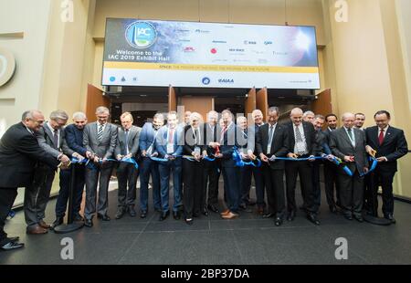 70. Internationaler Astronautical Congress NASA-Administrator Jim Bridenstine, Zentrum in roter Krawatte, tritt Jean-Yves Le Gall, Präsident der Internationalen Astronautischen Föderation (IAF), Und andere Führer der Raumfahrtagentur und Würdenträger für das zeremonielle Band, das zur Ausstellungshalle beim 70. Internationalen Astronautischen Kongress, Montag, 21. Oktober 2019 im Walter E. Washington Convention Center in Washington geschnitten wird. Stockfoto