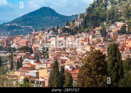 Luftaufnahme der Altstadt von Taormina bei sonnigem Tag vom antiken griechischen Theater, Sizilien, Italien Stockfoto