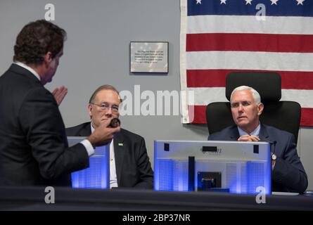 Am 28. April 2018 besuchte Vizepräsident Mike Pence das Jet Propulsion Laboratory der NASA in Pasadena, Kalifornien, in Begleitung von JPL-Direktor Michael Watkins und National Space Council Executive Director Scott Pace. Stockfoto