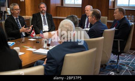 70. Internationaler Astronautical Congress NASA-Administrator Jim Bridenstine, NASA-Deputy Administrator Jim Morhard, und Ken Bowersox, Acting Associate Administrator für das NASA Human Exploration and Operations Mission Directorate, treffen sich mit Sylvain Laporte, Präsident der kanadischen Weltraumbehörde, auf dem 70. Internationalen Astronautical Congress, Mittwoch, 23. Oktober 2019 in Washington. Stockfoto