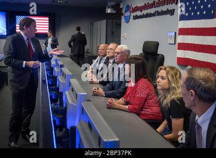 Am 28. April 2018 besuchte Vizepräsident Mike Pence das Jet Propulsion Laboratory (JPL) in Pasadena, Kalifornien. JPL-Direktor Michael Watkins gab während der Tour einen Überblick über die Geschichte des Labors und seinen Mission Support-Bereich, an dem prominente Beamte und Wissenschaftler teilnahmen. Stockfoto