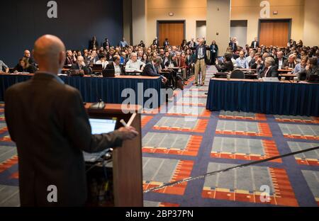 Am 23. Oktober 2019, während des 70. Internationalen Astronautischen Kongresses in Washington, D.C., hielt Brian Muirhead, Pre-Project Manager von Mars Sample Return bei der NASA, einen Keynote-Vortrag über den Status der Mission. Ein Mitglied der Zielgruppe stellte später eine Frage zu dem Projekt. Stockfoto