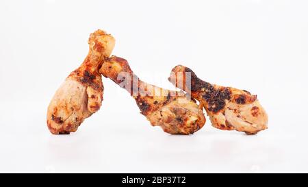 Gebratene gegrillte Hähnchenbeine isoliert auf weißem Hintergrund. Stockfoto