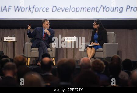 70. Internationaler Astronautical Congress NASA-Administrator Jim Bridenstine, links, Und Jackelynne Silva-Martinez, ein Luft- und Raumfahrtingenieur in Mission Planning Operations am Johnson Space Center der NASA, werden während des Global Networking Forum Young Professionals Town Hall beim 70. Internationalen Astronautischen Kongress am Mittwoch, 23. Oktober 2019 im Walter E. Washington Convention Center in Washington gesehen. Stockfoto