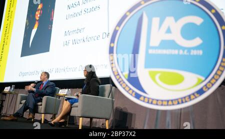 70. Internationaler Astronautical Congress NASA-Administrator Jim Bridenstine und Jackelynne Silva-Martinez, ein Luft- und Raumfahrtingenieur in Mission Planning Operations am Johnson Space Center der NASA, werden während des Global Networking Forum Young Professionals Town Hall beim 70. Internationalen Astronautical Congress, Mittwoch, 23. Oktober, gesehen. 2019 im Walter E. Washington Convention Center in Washington. Stockfoto