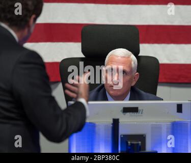 Am 28. April 2018 besuchte Vizepräsident Mike Pence das Jet Propulsion Laboratory (JPL) der NASA in Pasadena, Kalifornien, wo JPL-Direktor Michael Watkins die Geschichte des Labors und die Missionsunterstützung erläuterte. Stockfoto