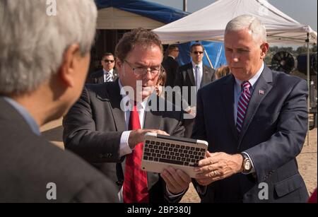US-Vizepräsident Mike Pence besucht am 28. April 2018 das Jet Propulsion Laboratory Mars Yard der NASA und erhält von JPL-Direktor Michael Watkins Anweisungen zum Betrieb des „Scarecrow“-rovers, mit dem die Mobilität des rover auf dem Mars getestet werden soll. Stockfoto