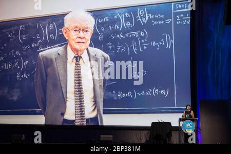 Auf dem 70. Internationalen Astronautischen Kongress am 23. Oktober 2019 präsentierte Nicola Fox, Direktorin der NASA Heliophysics, ein Foto des Physikers Eugene Parker während eines Vortrags über die Parker Solar Probe Mission. Der Vortrag konzentrierte sich auf die Erforschung des Sonnenwindes, die Parker zuerst vorhersagte. Stockfoto
