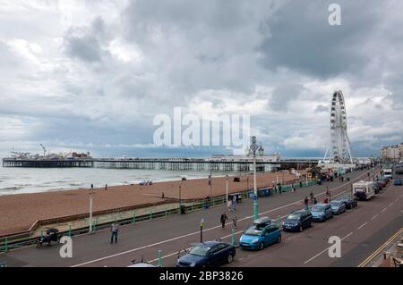 Allgemeiner Blick auf die Strandpromenade von Brighton mit Madeira Drive und Brighton Pier an einem trüben Sommertag im Juli 2012 in Brighton, Großbritannien. Stockfoto