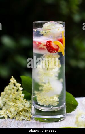 Gin Tonic mit Eldehußwürfeln und strawbery garnieren Stockfoto