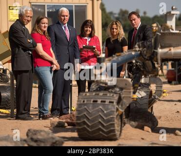 Vizepräsidentin Pence Tours Jet Propulsion Laboratory Second Lady Karen Pence gibt einem Rover, der als NASA Mars Exploration Manager Li Fuk, links, Mars Curiosity Engineering Operations Team Chief Megan Lin, Vice President Mike Pence, Tochter von Mike Pence, Charlotte Pence, bekannt ist, Befehle Und JPL-Direktor Michael Watkins, rechts, schauen Sie auf, Samstag, 28. April 2018 in Pasadena, Kalifornien. Scarecrow wird verwendet, um die Mobilität von Rovern auf dem Mars zu testen. Stockfoto