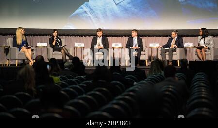 Am 24. Oktober 2019 wurden die NASA-Anwälte Jessica Deihl, Christine Pham, Bill Johnson, David Lopez, Brian Stanford, Lisette Washington nahm an einer juristischen Diskussion auf dem 70. internationalen Astronautischen Kongress in Washington, D.C. Teil, in der er sich mit dem rechtlichen Rahmen für zukünftige Mond- und Mars-Missionen beschäftigte. Stockfoto