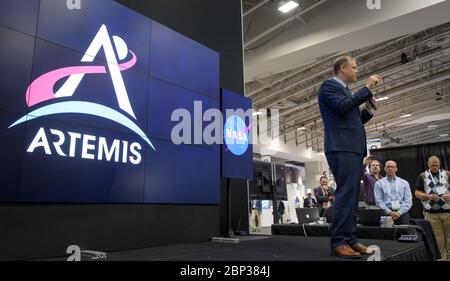 70. Internationaler Astronautical Congress NASA-Administrator Jim Bridenstine beantwortet Fragen während einer Medienverfügbarkeit auf dem 70. Internationalen Astronautical Congress, Donnerstag, 24. Oktober 2019, in Washington. Stockfoto