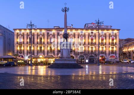 Liotru, Elefantenbrunnen, Symbol von Catania auf der Piazza Duomo bei Nacht, Catania, Sizilien, Stockfoto