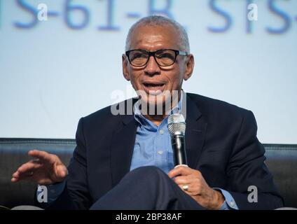 Am 25. Oktober 2019 nahm der ehemalige NASA-Administrator Charlie Bolden an einem Astronauten-Panel auf dem 70. Internationalen Astronautischen Kongress in Washington, D.C. Teil, in dem er die Weltraumforschung und zukünftige Missionen diskutierte. Stockfoto