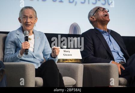 Der ehemalige NASA-Administrator und Astronaut Charlie Bolden nimmt am 25. Oktober 2019 zusammen mit der ehemaligen NASA-Astronautin Mary Cleave am 70. Internationalen Astronautischen Kongress Teil, um eine Podiumsdiskussion im Walter E. Washington Convention Center in Washington, D.C. zu führen. Stockfoto