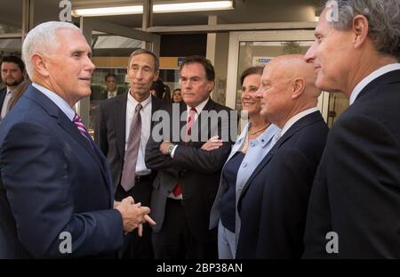 Vice President Pence Tours Jet Propulsion Laboratory US Vice President Mike Pence, links, dankt JPL Deputy Director LT. Gen. (REt) Larry James, JPL Director Michael Watkins, JPL Distinguished Visiting Scientist und Gatte des UAG Chairman James Ellis, Elisabeth Pate-Cornell , UAG Chairman, Admiral (RET) James Ellis , Und der Präsident des California Institute of Technology, Thomas Rosenbaum, hat ihm am Samstag, 28. April 2018, eine Führung durch das Jet Propulsion Laboratory der NASA in Pasadena, Kalifornien, gegeben. Stockfoto