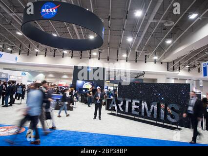 Die Teilnehmer des 70. Internationalen Astronautischen Kongresses besuchen die NASA-Ausstellung am 25. Oktober 2019 im Walter E. Washington Convention Center in Washington, D.C. Stockfoto
