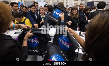 Auf dem 70. Internationalen Astronautischen Kongress am 25. Oktober 2019 besuchten die Teilnehmer die NASA-Ausstellung im Walter E. Washington Convention Center in Washington, D.C., um Materialien der NASA zu sammeln. Stockfoto