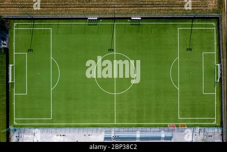 Caramagna, Italien - 17. Mai 2020: (ANMERKUNG DER REDAKTION: Bild wurde mit einer Drohne erstellt.) Luftaufnahme zeigt einen leeren Fußballplatz. Die Sperrung aufgrund des COVID-19 Coronavirus Notfalls Verbot alle sportlichen Aktivitäten. Quelle: Nicolò Campo/Alamy Live News Stockfoto