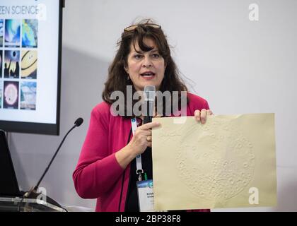 Am 25. Oktober 2019 präsentierte Kristen Erickson der NASA eine brailleschrift des NASA-Logos und des Mondes während einer Sitzung über Bildungsressourcen auf dem 70. Internationalen Astronautischen Kongress im Walter E. Washington Convention Center. Stockfoto