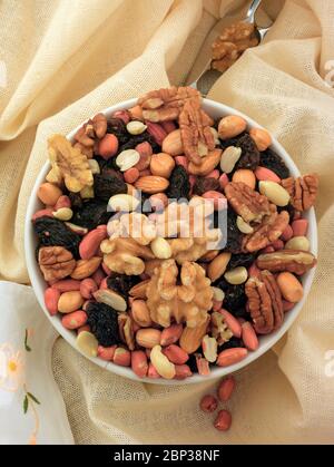 Gemischte Nüsse (Erdnüsse, Walnüsse und Pekannüsse) Lebensmittel Nahaufnahme Stillleben Stockfoto