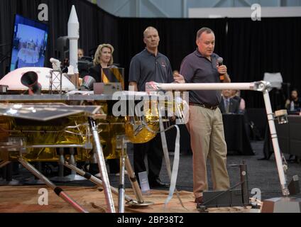 Insight Prelaunch Briefing Tom Hoffman, Insight Project Manager, NASA JPL, rechts, spricht über die Insight-Mission der NASA während eines Medienbriefings vor dem Relaunch am Donnerstag, 3. Mai 2018, auf der Vandenberg Air Force Base in Kalifornien. Insight, kurz für Innere Erkundung mit seismischen Untersuchungen, Geodäsie und Wärmetransport, ist ein Marslander, der den "inneren Raum" des Mars untersuchen soll: Seine Kruste, Mantel und Kern. Stockfoto