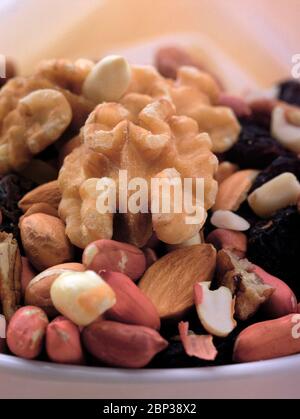 Gemischte Nüsse (Erdnüsse, Walnüsse und Pekannüsse) Lebensmittel Nahaufnahme Stillleben Stockfoto