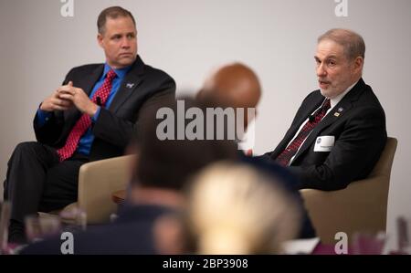 2019 SpaceNews Awards NASA Associate Administrator für das Human Exploration and Operations Mission Directorate Douglas Loverro, rechts, spricht an der Seite NASA Administrator Jim Bridenstine während einer Diskussion moderiert von Jeff Foust, Senior Staff Writer bei SpaceNews bei den 3. Annual SpaceNews Awards, Dienstag, 10. Dezember 2019, In Hogan Lovells in Washington. Stockfoto