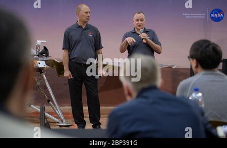 Insight Prelaunch Briefing Stu Spath, Insight-Programmmanager, Lockheed Martin Space, Left, und Tom Hoffman, Insight-Projektleiter, NASA JPL, diskutieren die Insight-Mission der NASA während eines Medienbriefings vor dem Relaunch am Donnerstag, 3. Mai 2018, auf der Vandenberg Air Force Base in Kalifornien. Insight, kurz für Innere Erkundung mit seismischen Untersuchungen, Geodäsie und Wärmetransport, ist ein Marslander, der den "inneren Raum" des Mars untersuchen soll: Seine Kruste, Mantel und Kern. Stockfoto